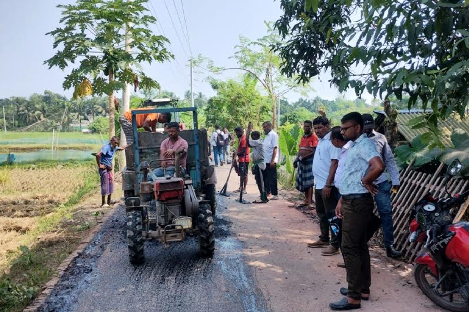 হাতে টানে পিচ ওঠে যাওয়া সড়ক পরিদর্শনে এলজিইডির কর্মকর্তারা