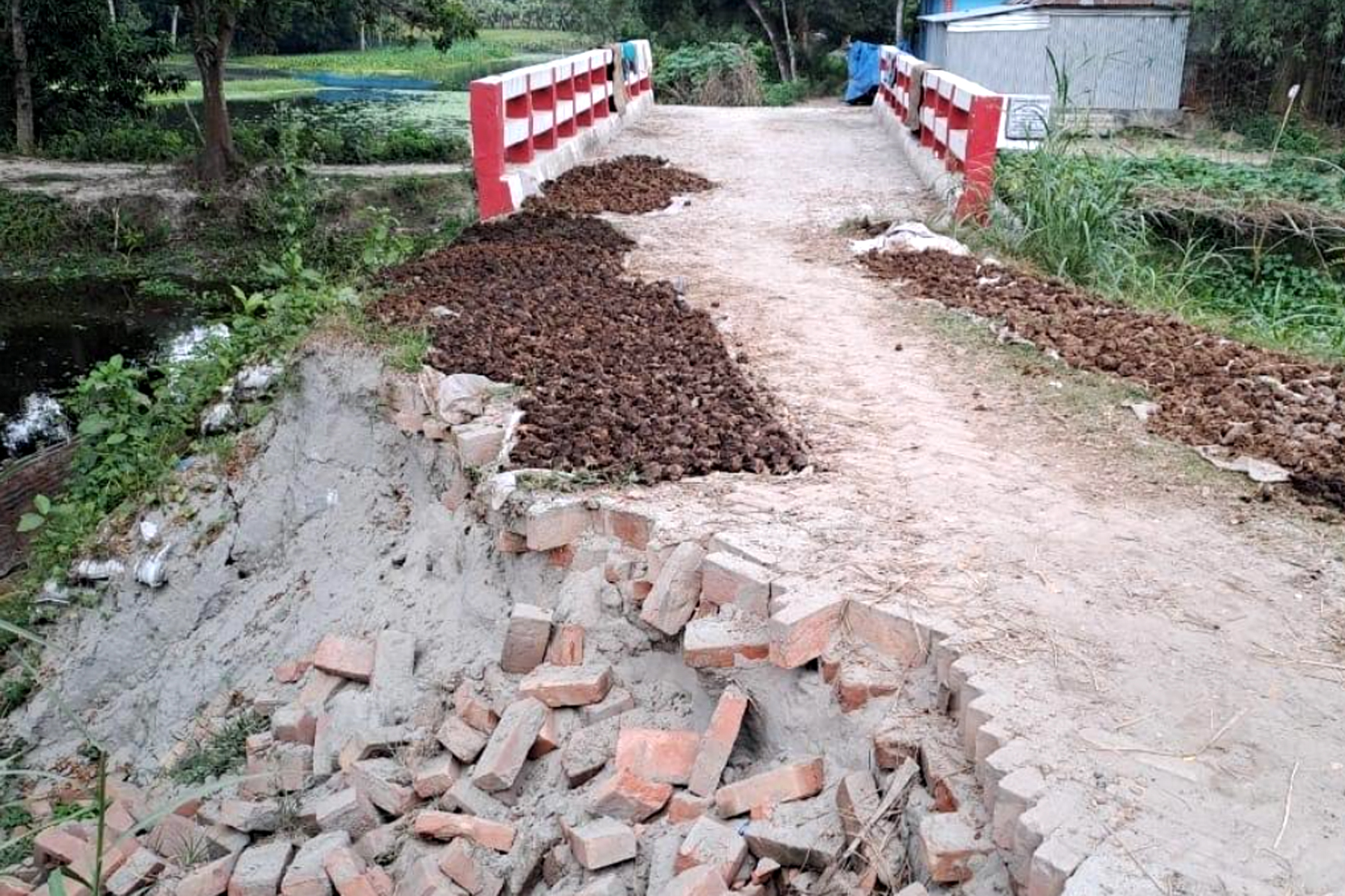 সাঁথিয়ায় নির্মাণের এক বছরেই কালভার্টের সংযোগ সড়কে ধ্বস