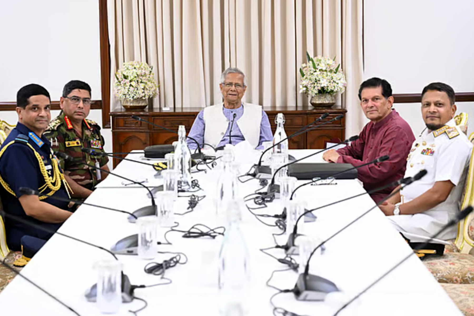 প্রধান উপদেষ্টার সঙ্গে তিন বাহিনীর প্রধানের সাক্ষাৎ, নির্বাচন নিয়ে আলোচনা