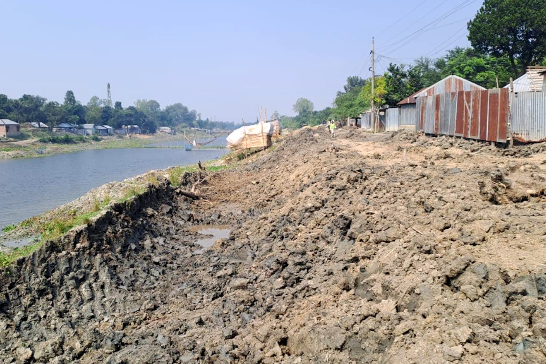 নদীর মাটি বিক্রয়ের অপরাধে ৫ জনের জরিমানা 