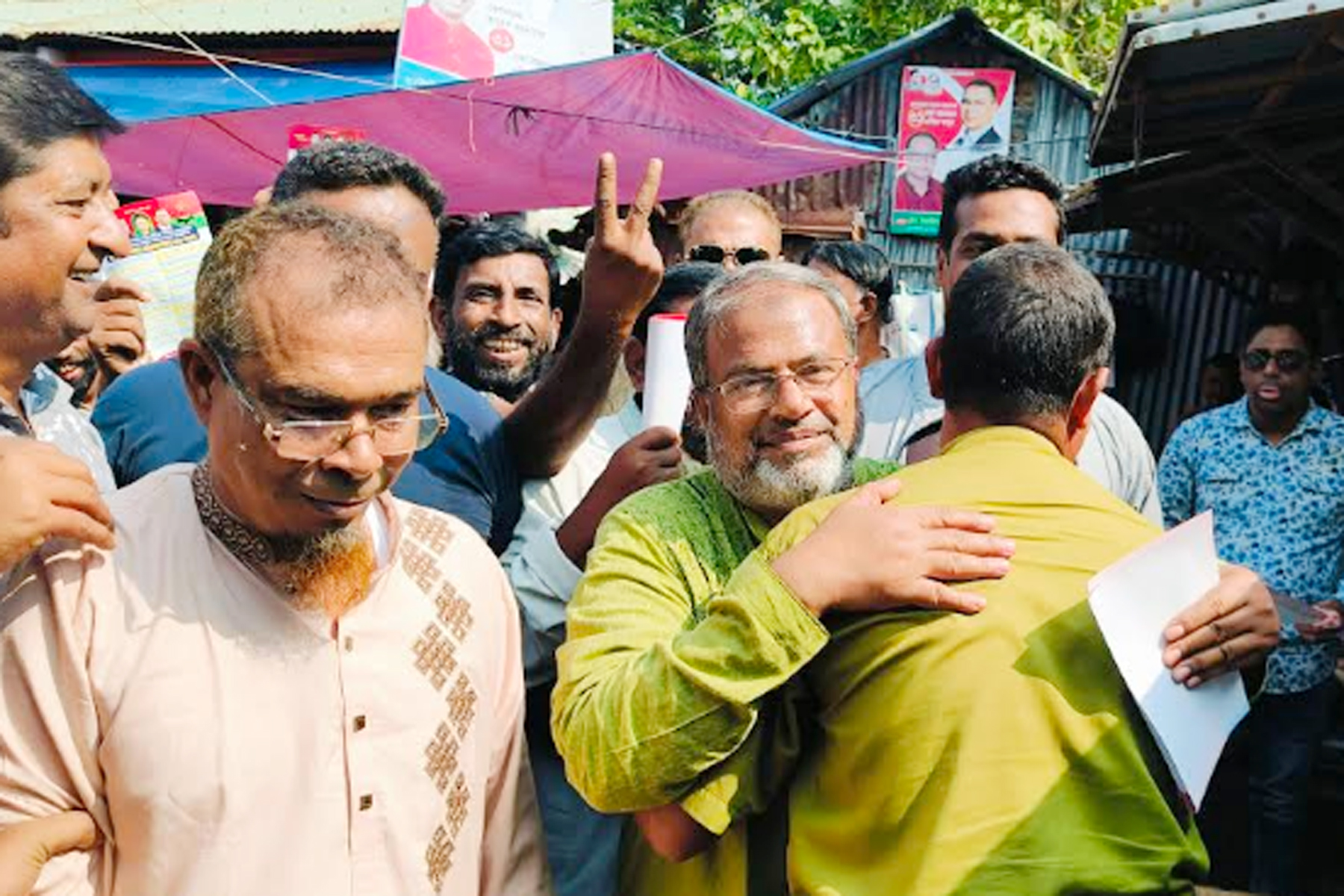 সিংড়ায় বিএনপি নেতা অধ্যক্ষ আনুর ৩১ দফার লিফলেট বিতরণ