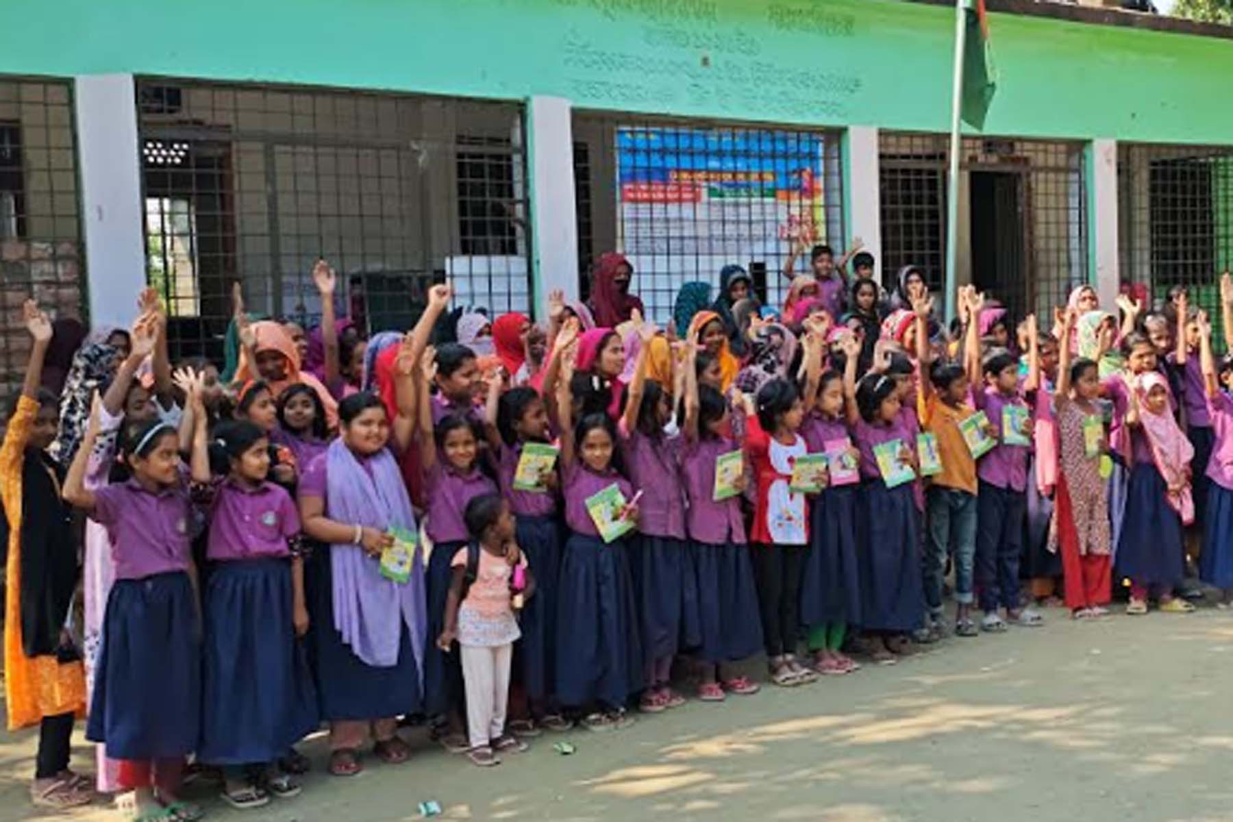 সাঁথিয়ায় তারেক রহমানের জন্মদিনে ছাত্রদলের উদ্যোগে শিক্ষার্থীদের মাঝে শিক্ষা উপকরণ বিতরণ