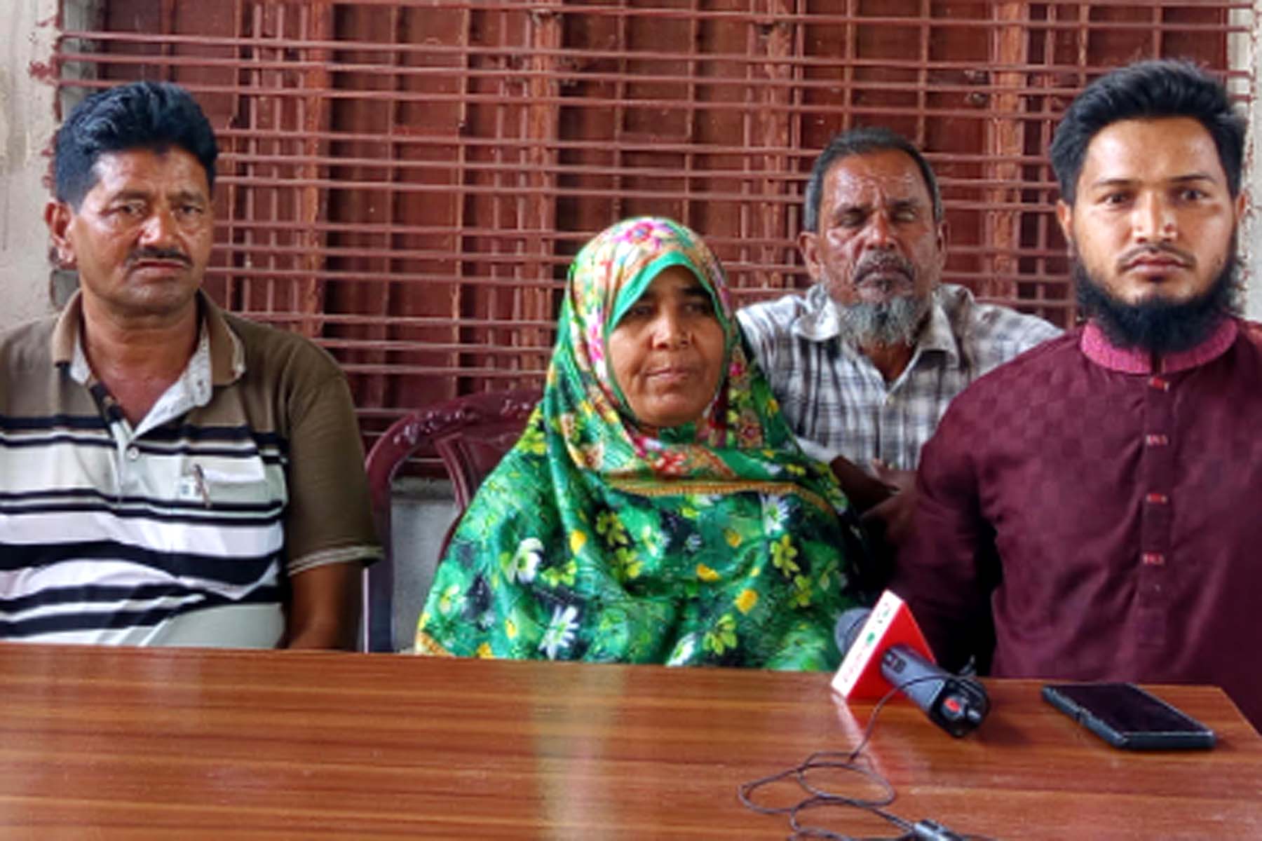  আঃলীগের রাজনীতি থেকে পদত্যাগ করে সরে দাড়ানোর ঘোষণা ৬ ইউপি সদস্যর