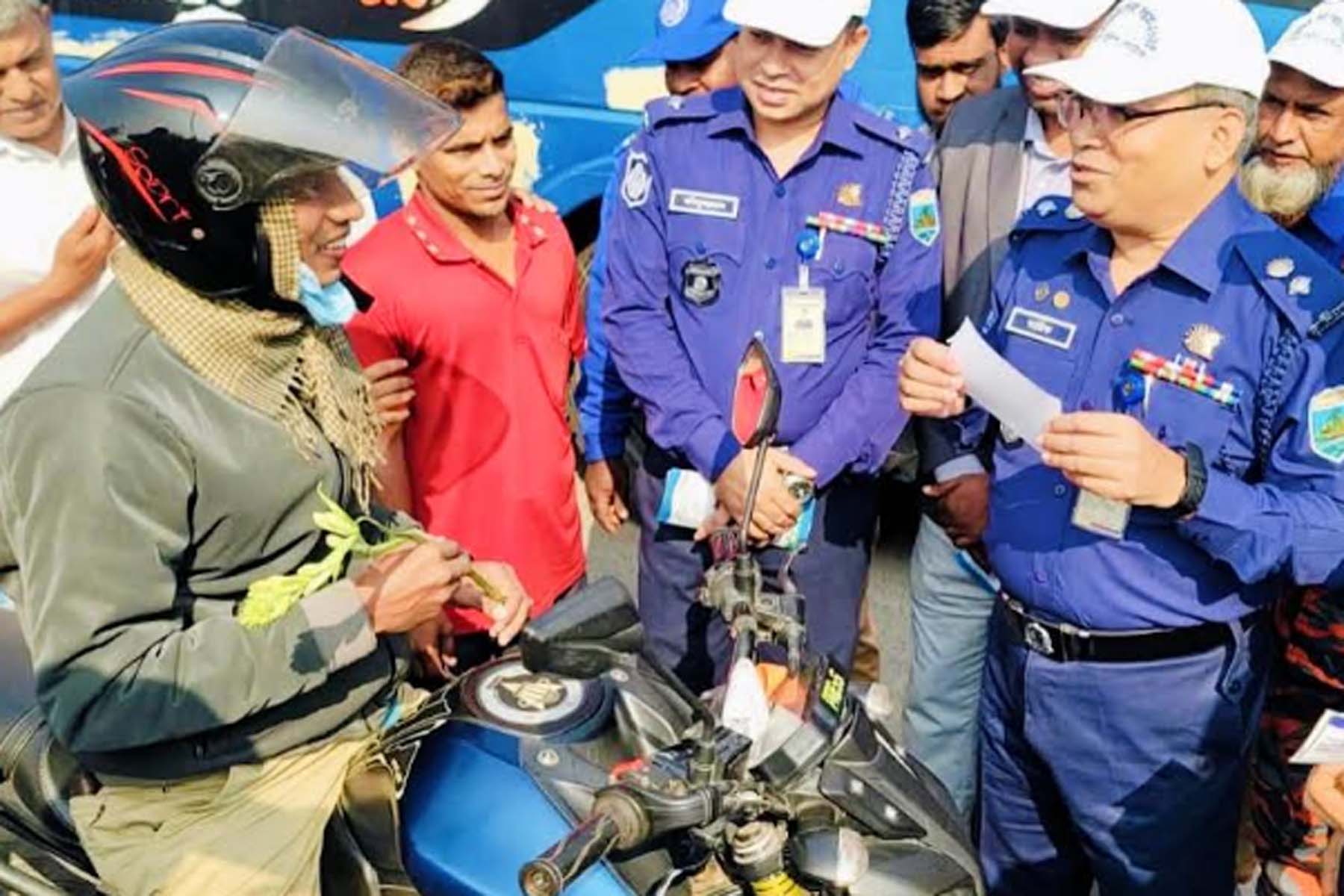 সিংড়ায় ট্রাফিক সেবা সপ্তাহ উপলক্ষে বর্ণাঢ্য র‍্যালি অনুষ্ঠিত  