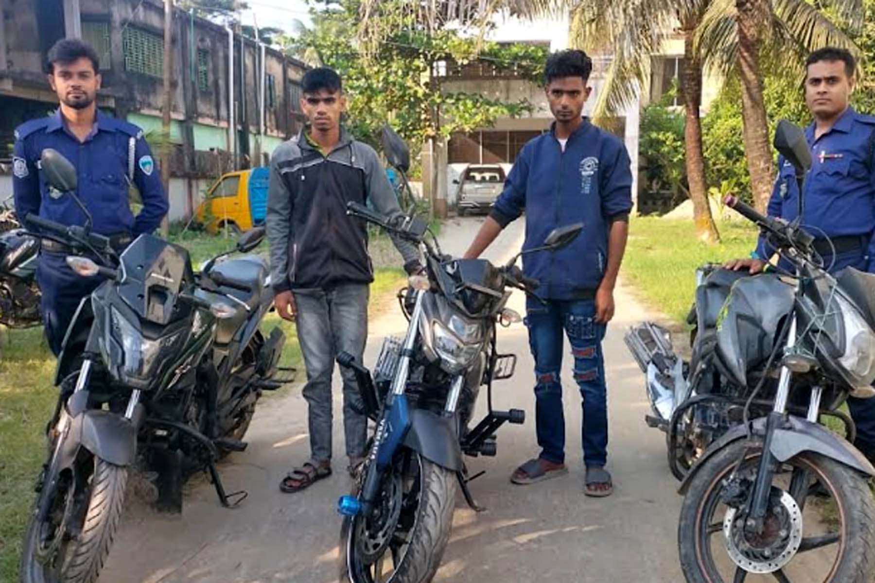 নোয়াখালীতে ৫টি চোরাই মোটরসাইকেল উদ্ধার, বিএনপি নেতার ভাইসহ গ্রেপ্তার-৪