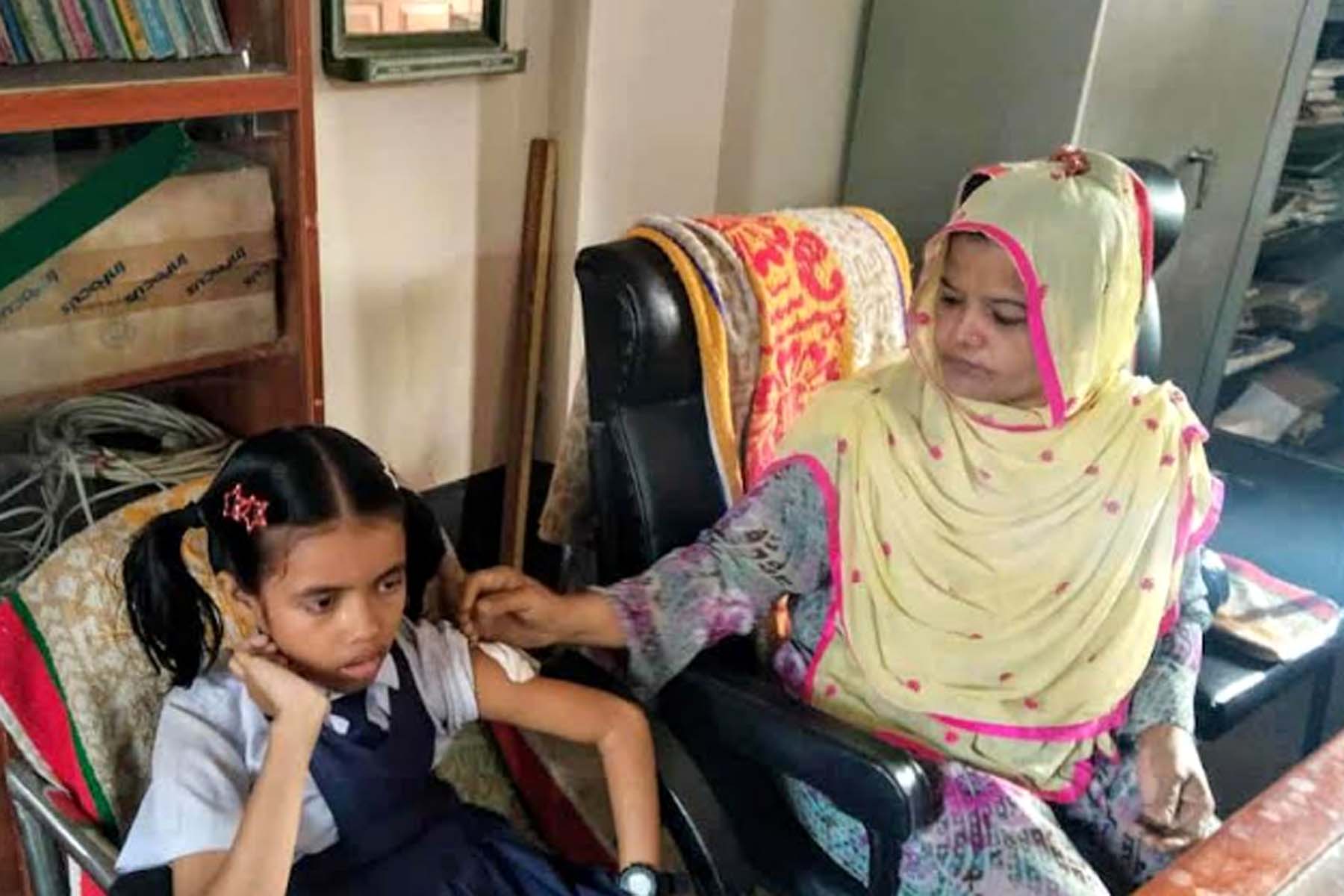 বাগমারা'য় সরকারি বিদ্যালয়ের দপ্তরীর হাতে শিক্ষার্থী নির্যাতনের-অভিযোগ