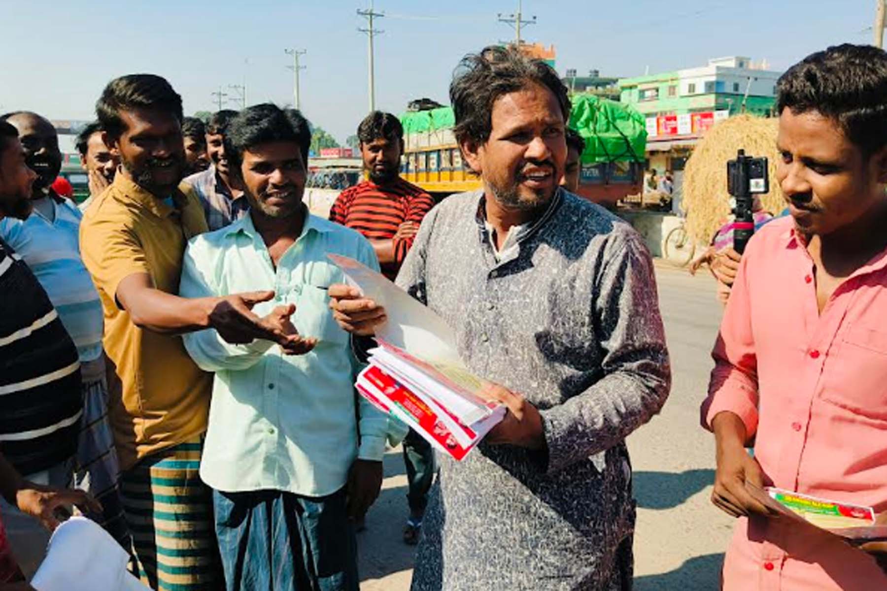 সিংড়ায় ৩১ দফার লিফলেট বিতরণ করলেন বিএনপির মনোনয়ন প্রত্যাশী খোরশেদ আলম