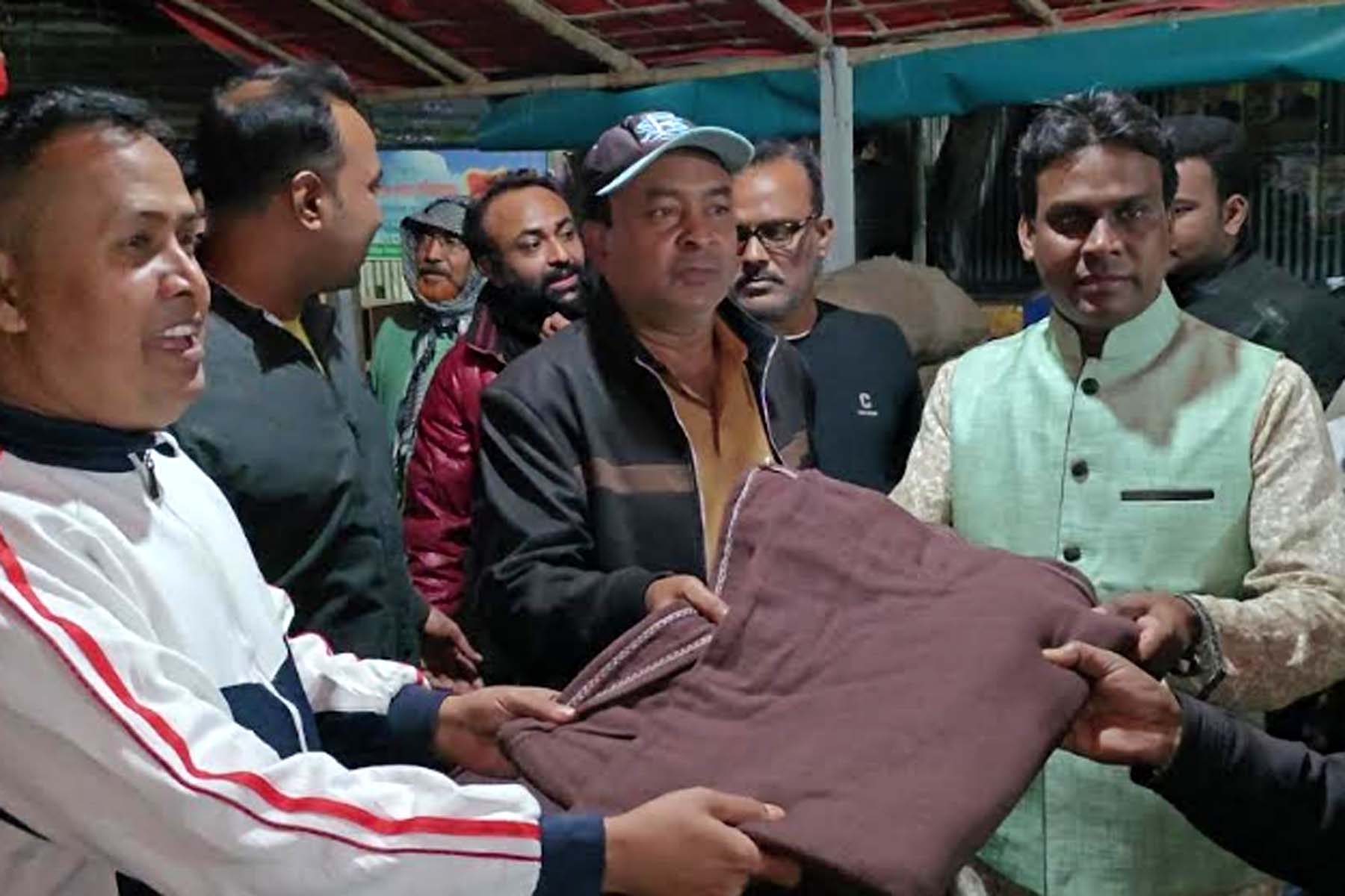 পরিচ্ছন্নতাকর্মী ও রাতের রিকশা চালকদের মাঝে শীতবন্ত্র বিতরণ