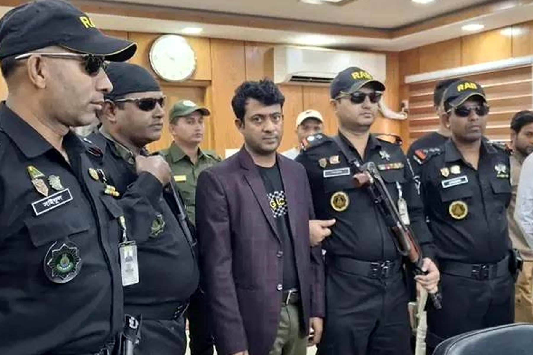 নোয়াখালীতে আনসার ভিডিপি ব্যাংকের কোটি টাকা আত্মসাৎ, ব্যবস্থাপক গ্রেপ্তার