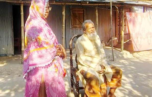 ১১ মাস ধরে ঘরবন্দী অসহায় দম্পতি