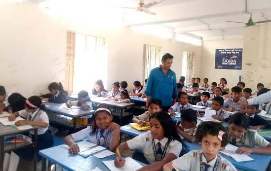 উল্লাপাড়ায় প্রাথমিকে বার্ষিক পরীক্ষা নিচ্ছে অভিভাবকেরা