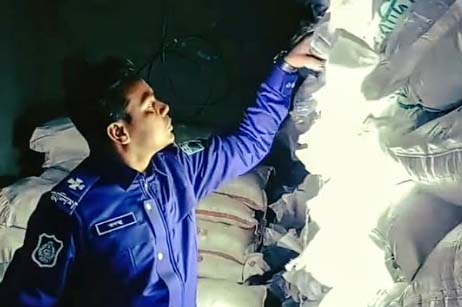 বাগমারা'য় স্বেচ্ছাসেবক লীগ নেতার বাড়ি থেকে ৪৪৪-বস্তা (সার-জব্দ)