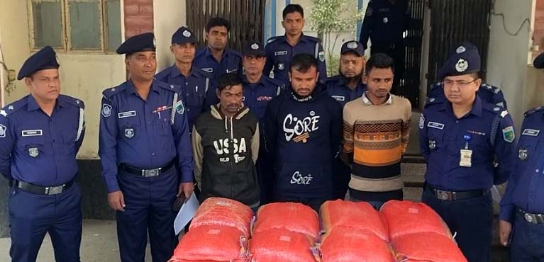 সিরাজগঞ্জে ৪৩ কেজি গাঁজা ও ট্রাকসহ তিন মাদক কারবারি আটক