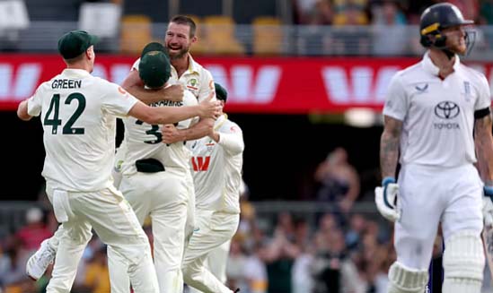 ইংল্যান্ডকে উড়িয়ে ২–০–তে এগিয়ে অস্ট্রেলিয়া