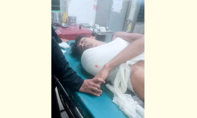 নোয়াখালীতে ট্রাকের ধাক্কায় তরুণের হাত বিচ্ছিন্ন