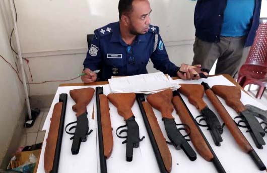 কবরে বস্তাবন্দি ব্যাগে মিলল একনলা বন্দুক-পাইপগান