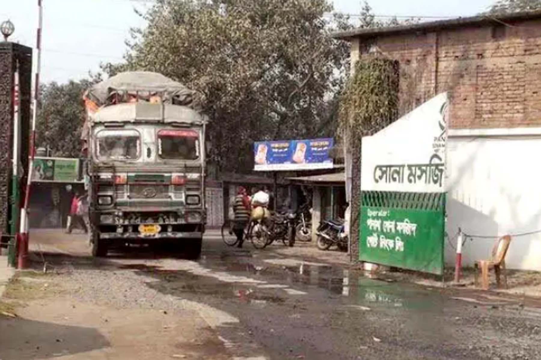 সোনামসজিদ দিয়ে ৮১০ টন পেঁয়াজ আমদানির অনুমতি, বাজারে দাম কমতে শুরু