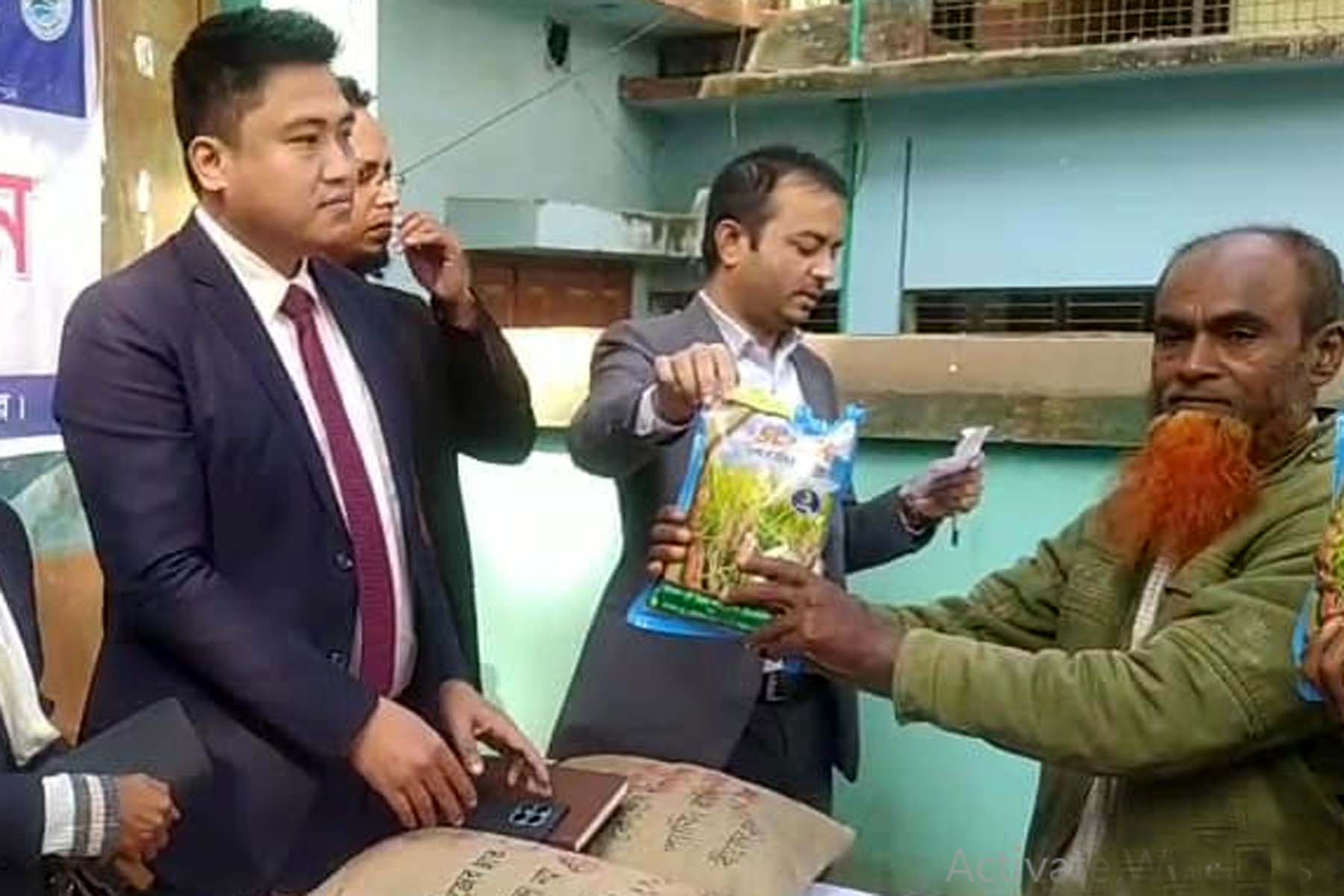 হাকিমপুরে কৃষকদের মাঝে সার ও বীজ বিতরণ