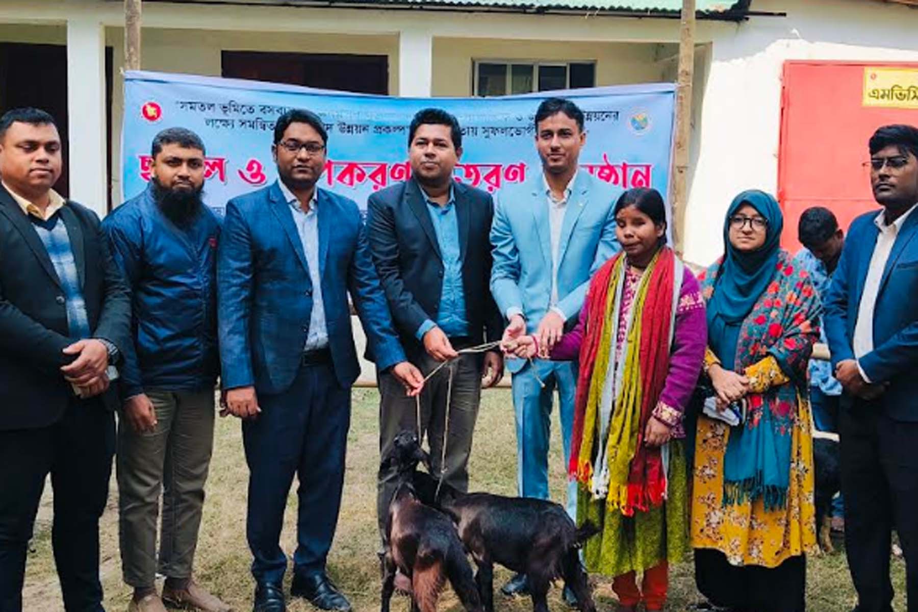 সিংড়ায় ১০০ ক্ষুদ্র নৃ-গোষ্ঠী পরিবারের মাঝে ছাগল বিতরণ