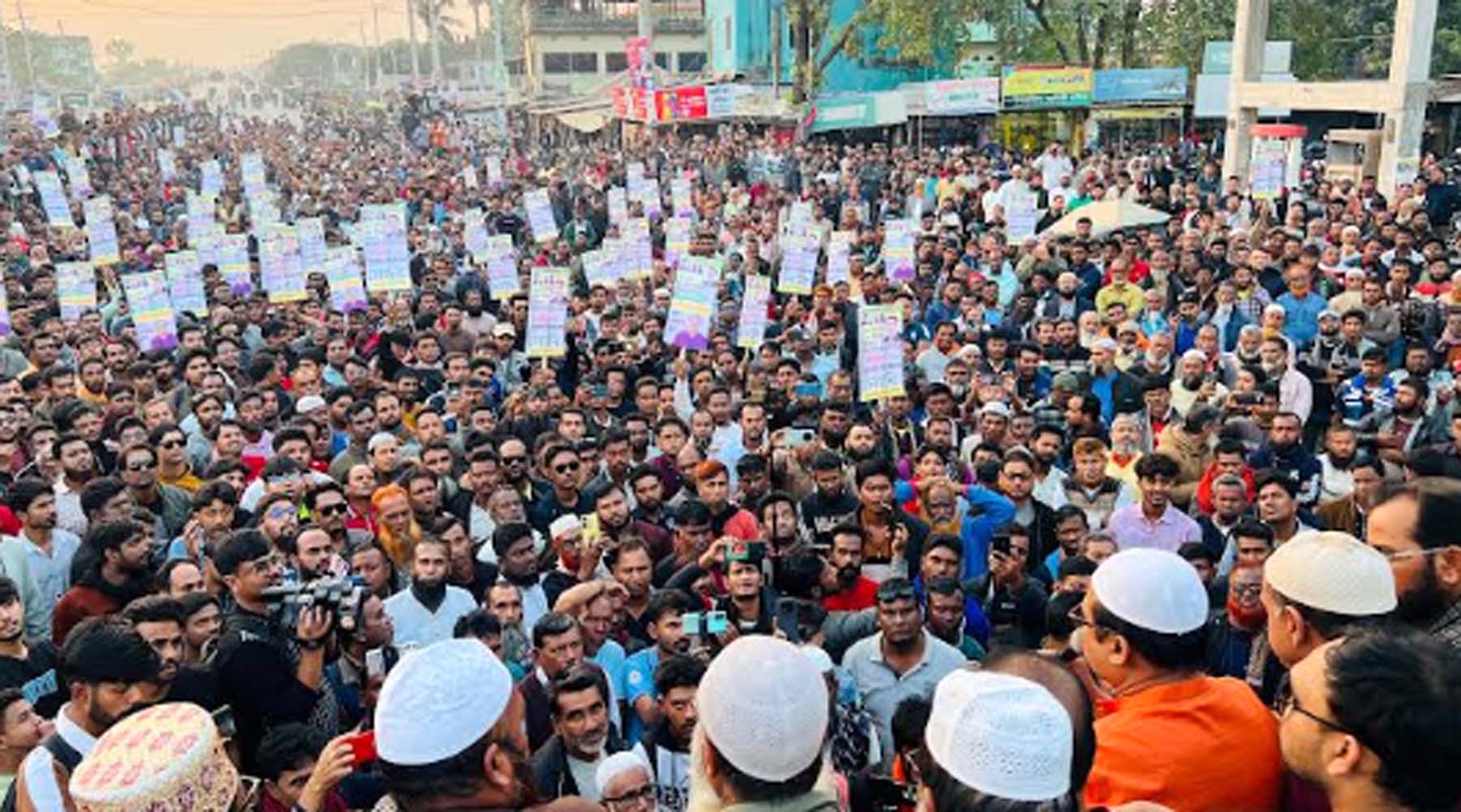 সিংড়ায় বিএনপি প্রার্থীর মনোনয়ন বাতিলের দাবিতে মহাসড়ক অবরোধ 