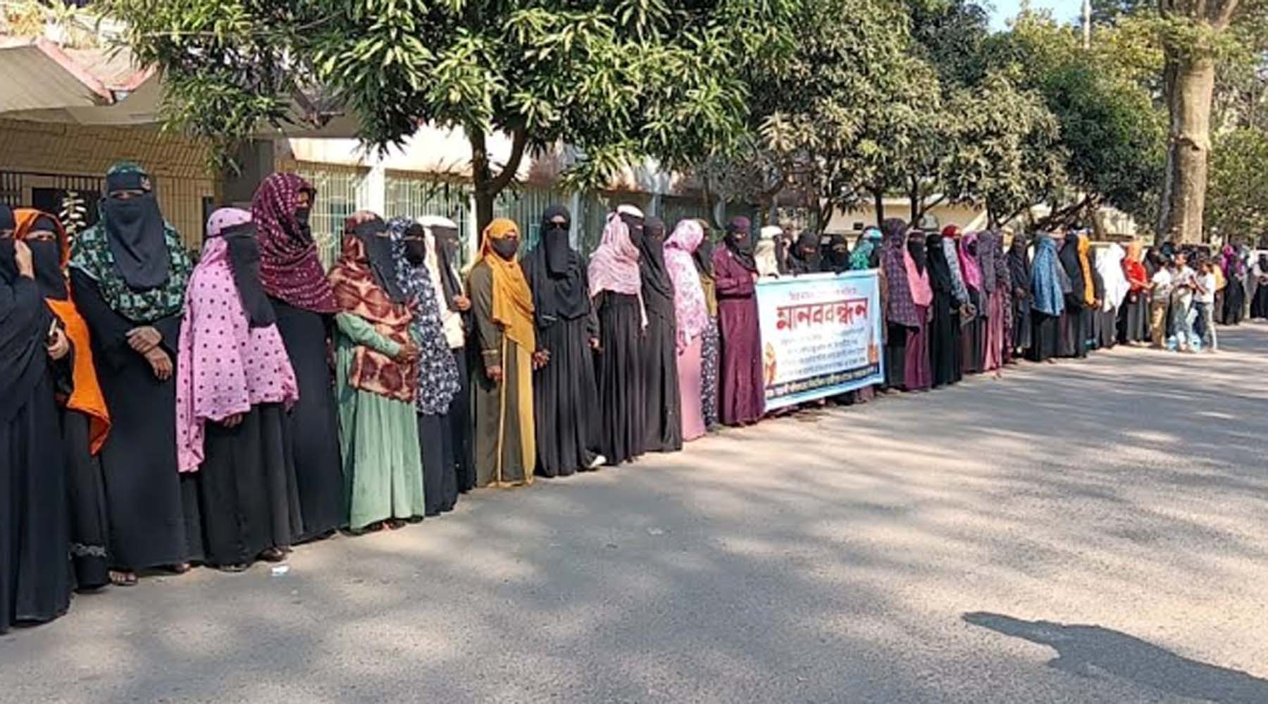 নোয়াখালীতে একাধিক মামলার আসামিকে গণপিটুনিতে হত্যা, মামলা প্রত্যাহারের দাবিতে গ্রামবাসীর মানববন্ধন  