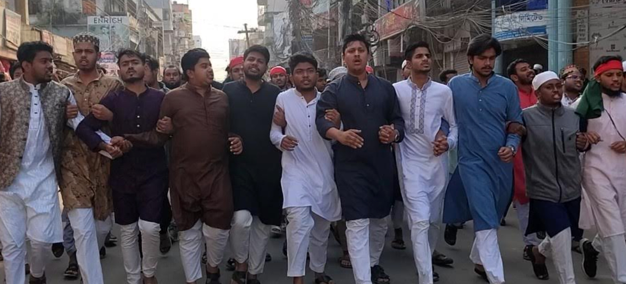 ইনকিলাব মঞ্চের মুখপাত্র শরিফ ওসমান বিন হাদির হত্যার প্রতিবাদে সিরাজগঞ্জে বিক্ষোভ