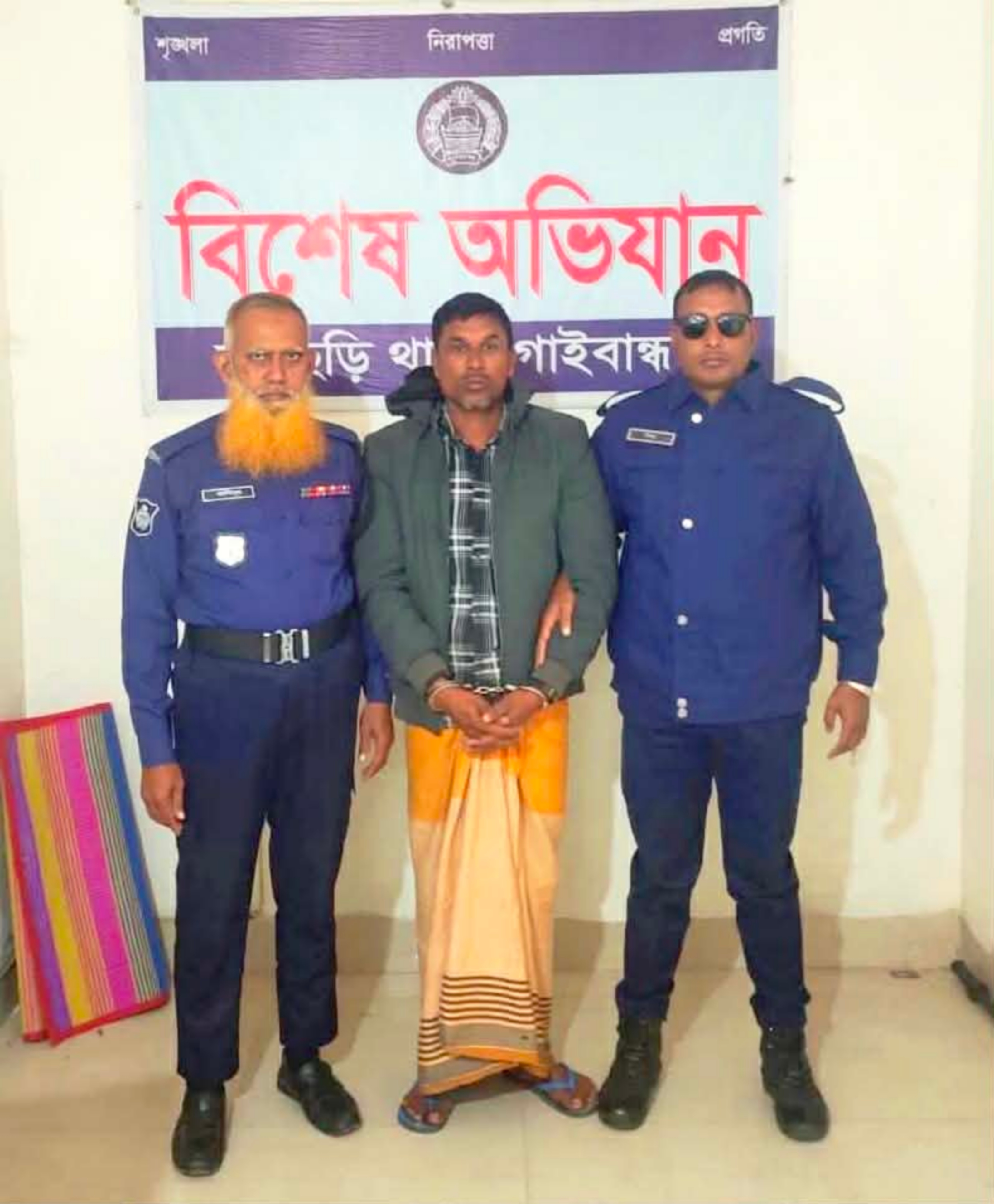 ফুলছড়িতে গরু ব্যবসায়ী হত্যা মামলার আসামি কুখ্যাত ডাকাত সর্দার আবু সাইদ গ্রেফতার।