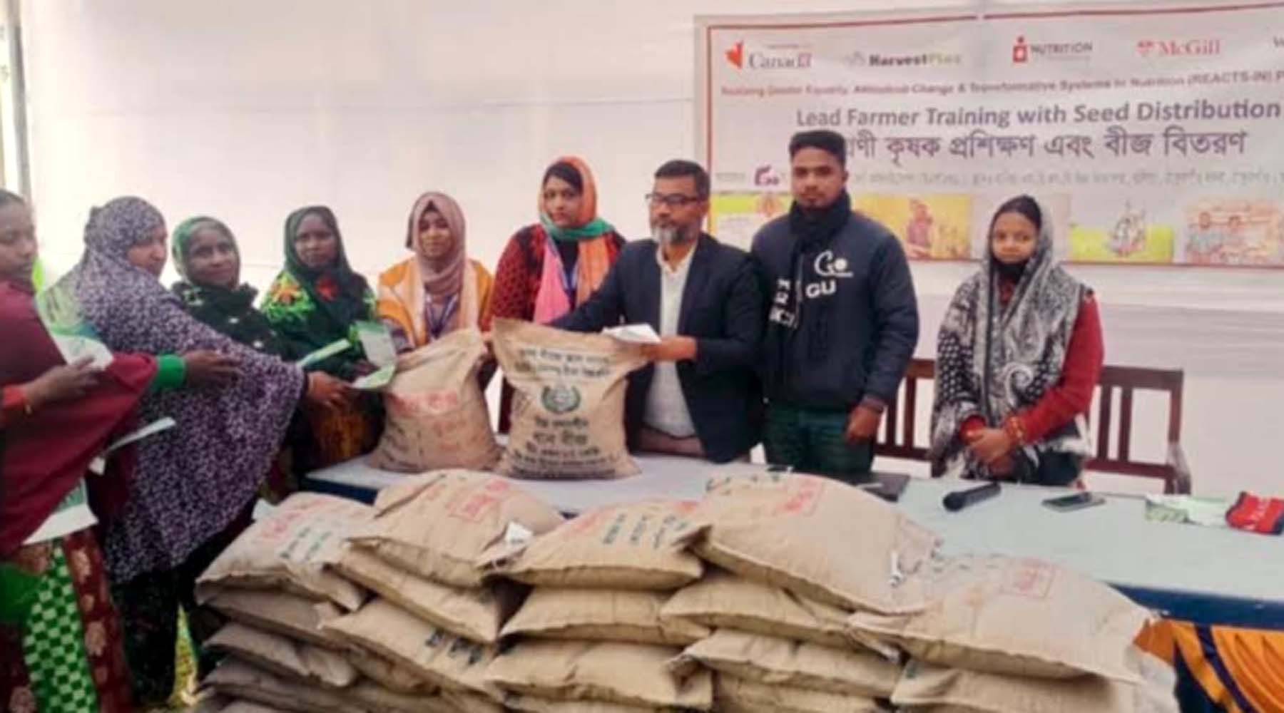 ঠাকুরগাঁওয়ে জিংক ধানের সম্প্রসারণে অগ্রণী কৃষকদের প্রশিক্ষণ ও বীজ বিতরণ