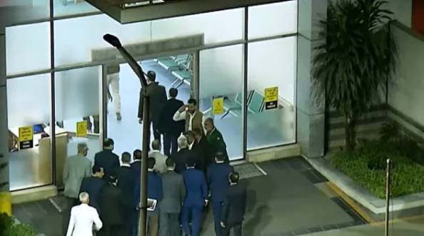 দীর্ঘ নির্বাসন শেষে মায়ের শয্যার পাশে তারেক রহমান