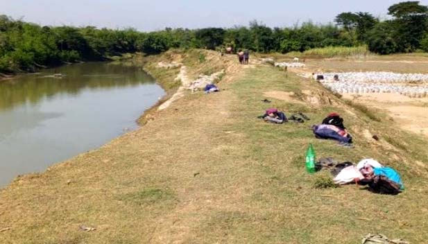 ধলাই নদীর একদিকে জিও ব্যাগ প্রতিরক্ষা বাঁধ, অন্যদিকে বালু উত্তোলন