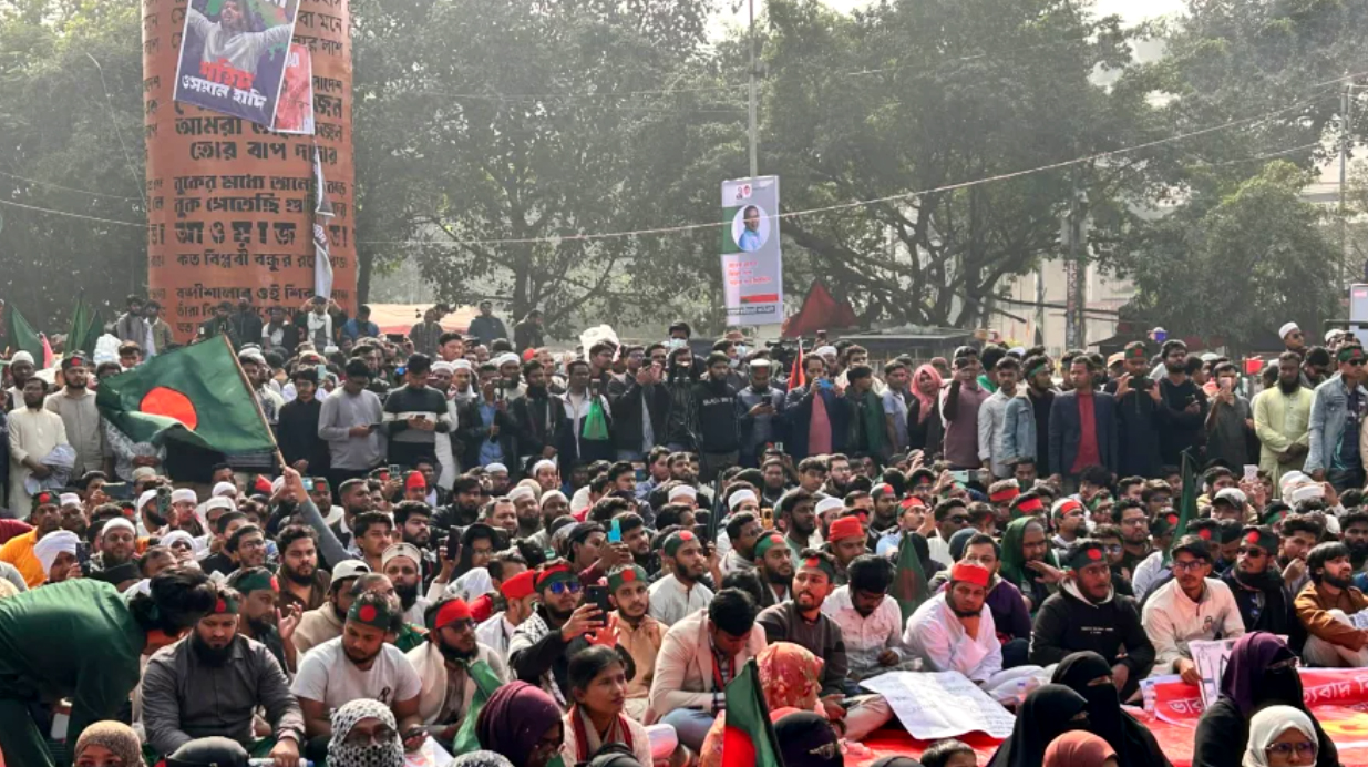 ‘হাদি হত্যার বিচার ছাড়া সেফ এক্সিট নেই’: শাহবাগ থেকে যমুনা ঘেরাওয়ের হুঁশিয়ারি