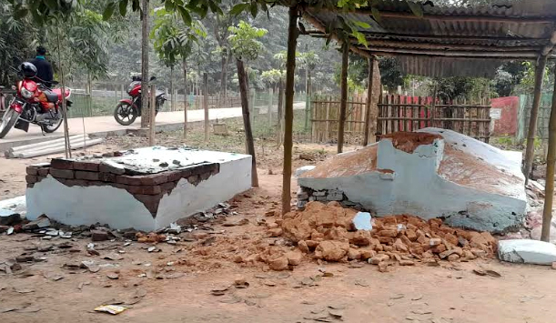 ঠাকুরগাঁওয়ে রাতের আধারে মাজার ভাংচুর