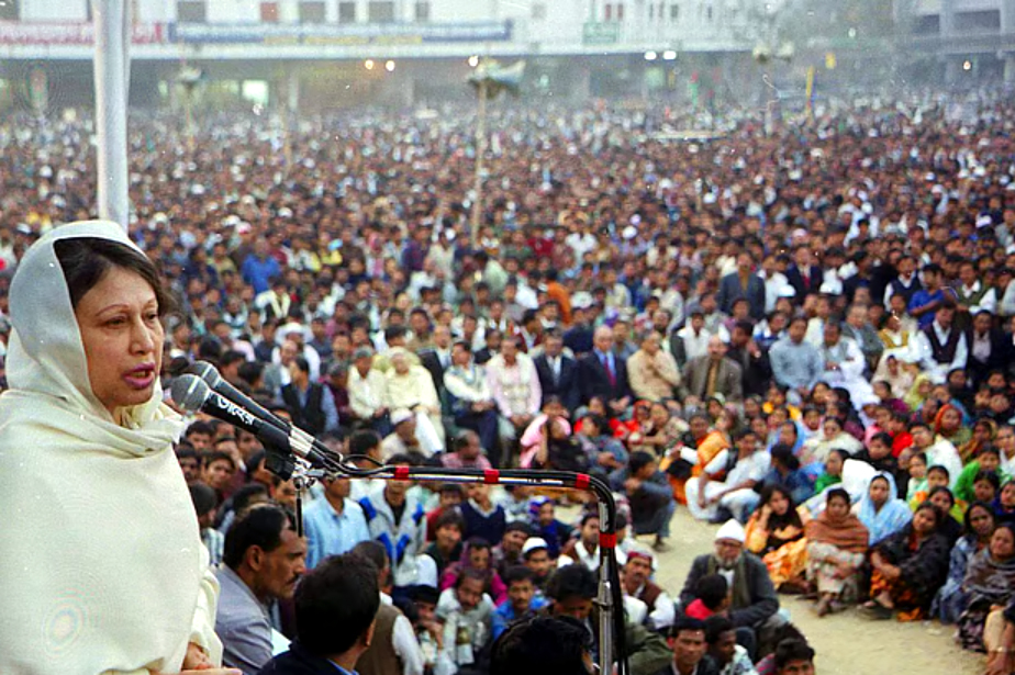 গৃহবধূ থেকে রাজনীতির ‘আপসহীন’ নেত্রী: খালেদা জিয়ার ৪৩ বছরের পথচলা