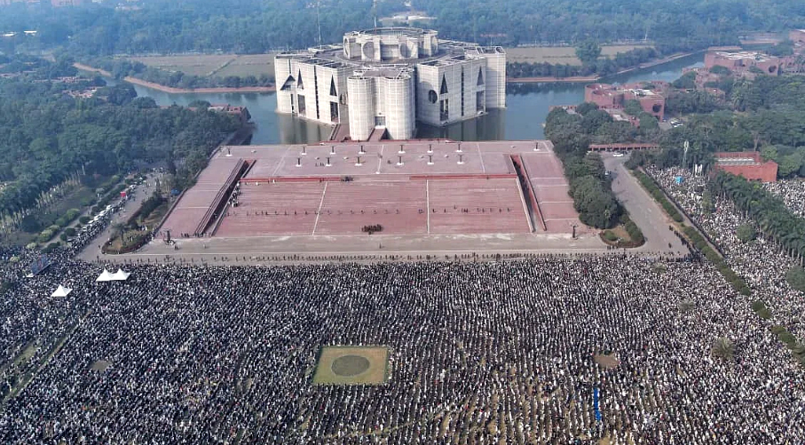 যতদূর চোখ যায় শুধু মানুষ আর মানুষ