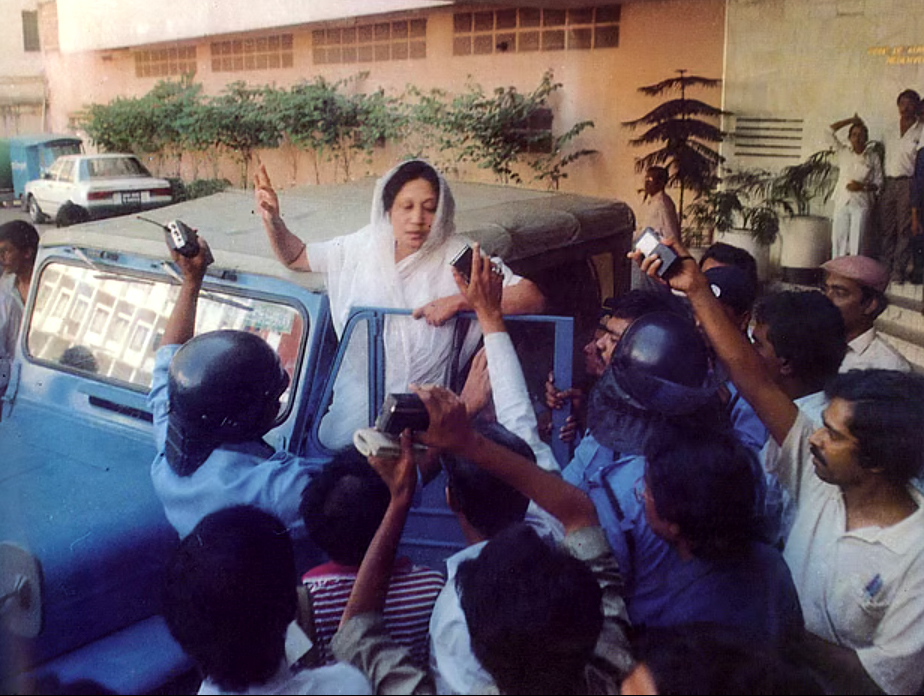 রাজনীতির মহাকাব্যে খালেদা জিয়াকে কেন ‘আপসহীন’ বলা হয়