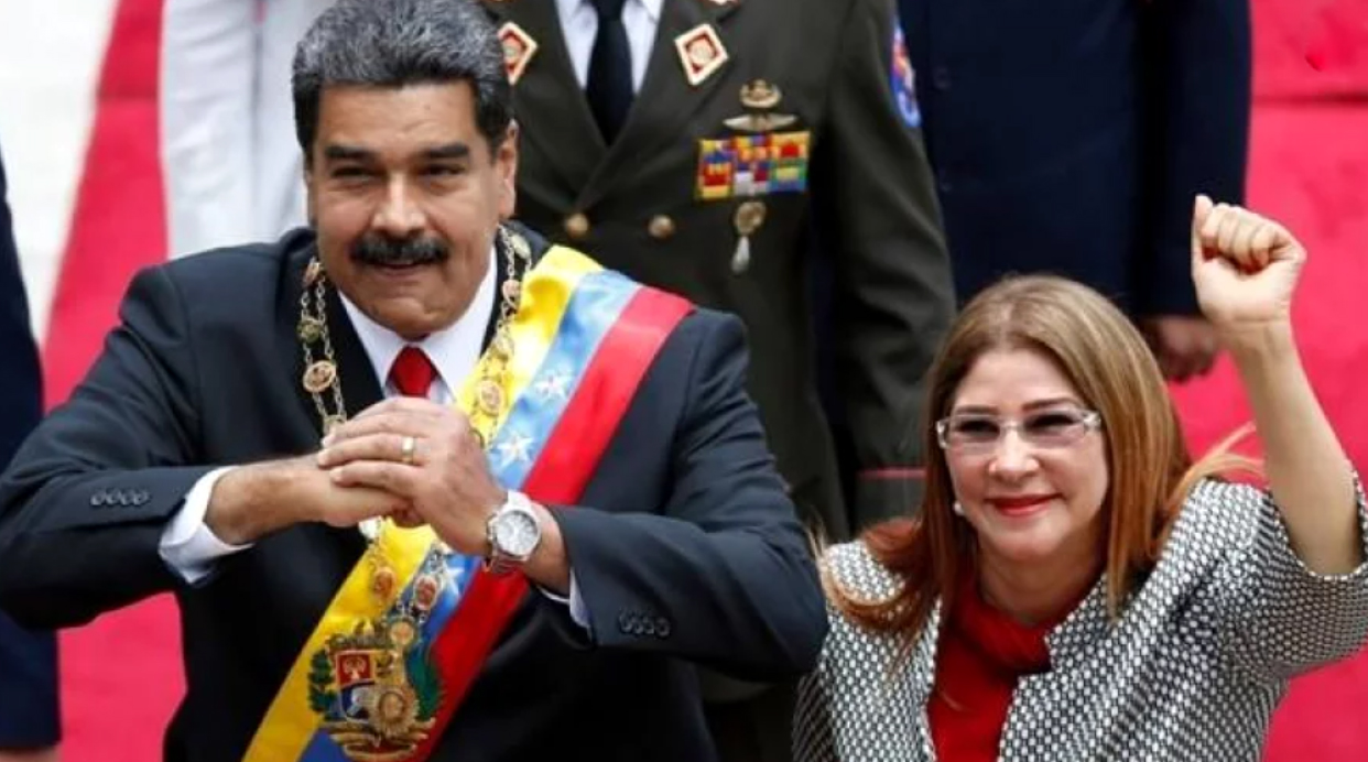 মার্কিন বাহিনীর হাতে আটক মাদুরো ও তার স্ত্রী