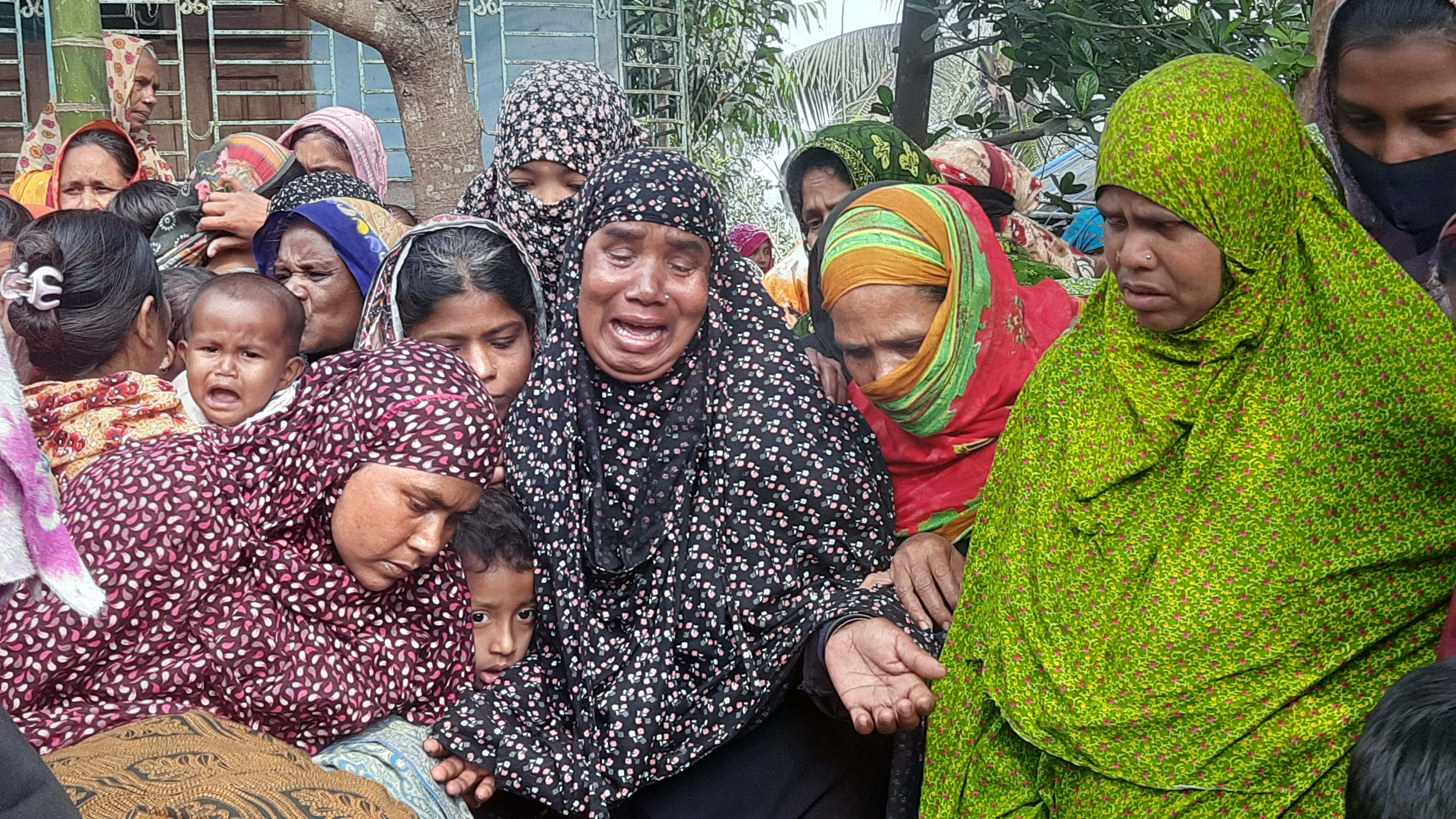 ইটভাটার অবৈধ ট্রলি কেড়ে নিল দুই প্রাণ