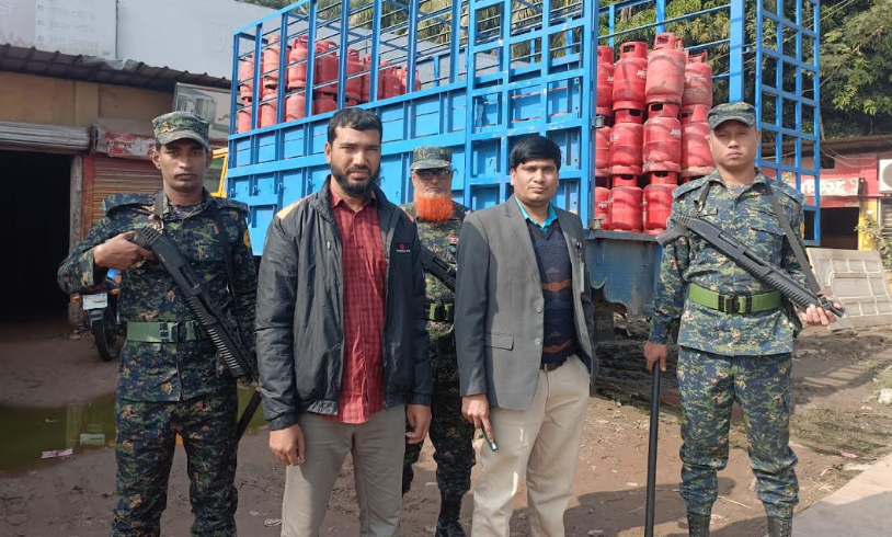 নোয়াখালীতে বেশি দামে গ্যাস সিলিন্ডার বিক্রির করায় ২০ হাজার টাকা জরিমানা