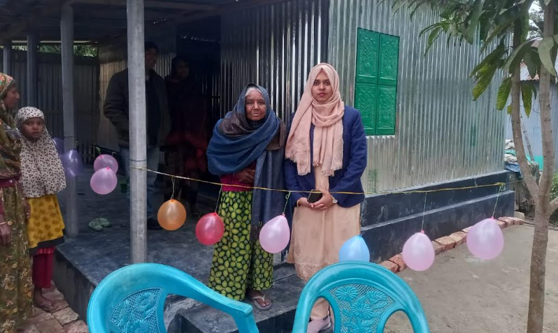 সাঁথিয়ায়  নতুন ঘর উপহার পেয়ে দারুণ খুশি হয়েছেন আলেয়া খাতুন