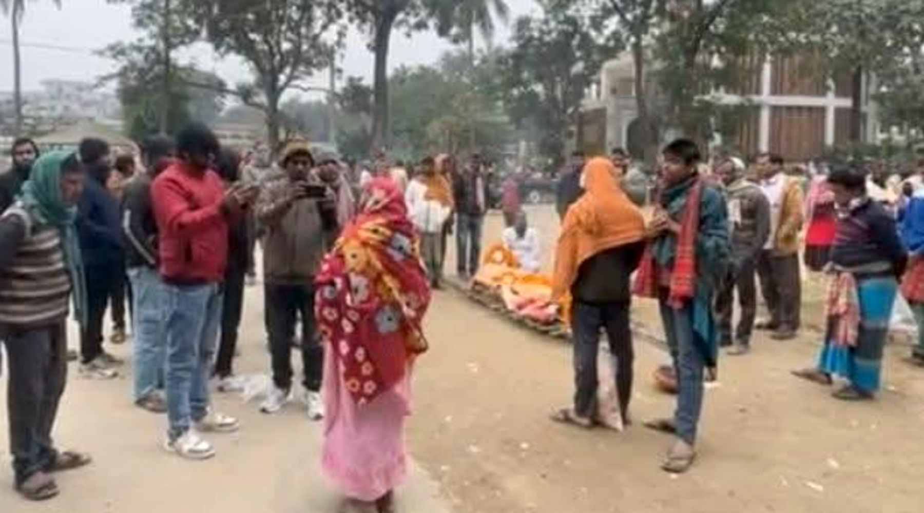 উল্লাপাড়ায় শ্মশানে মরদেহ সৎকারে বাধা ইউএনও’র হস্তক্ষেপে দাহ সম্পন্ন