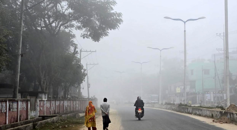 নওগাঁর বদলগাছীতে হাড়কাপানো শীত।তাপমাত্রা নেমেছে ৬দশমিক ৭ডিগ্রিতে