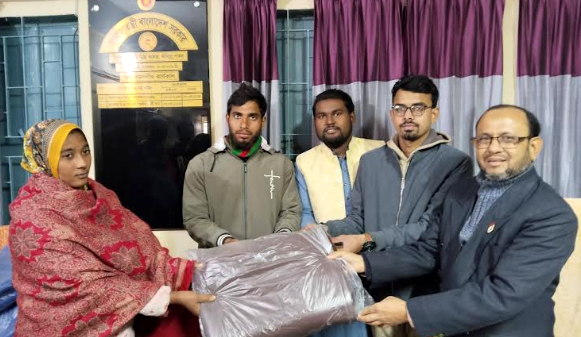  সাঁথিয়ায় চতুর্থ শ্রেণির কর্মচারীদেরকে   ছাত্র শিবিরের শীতবস্ত্র প্রদান