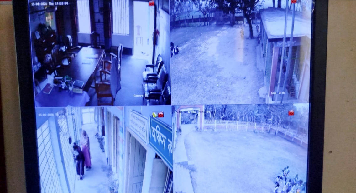 ভোট কেন্দ্রগুলোতে চলছে সিসিটিভি স্থাপন