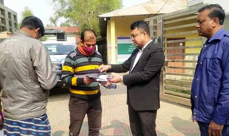 প্রকাশ্য জনসম্মুখে ধূমপান করায় ভ্রাম্যমাণ আদালতে জরিমানা 