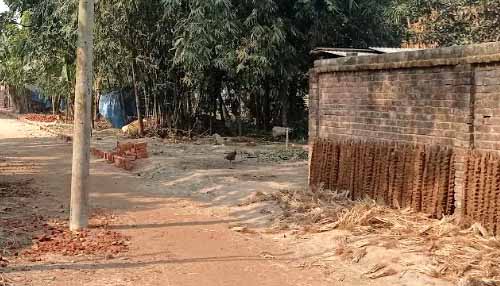 আবেদন করেও সরানো হচ্ছে না্ বৈদ্যুতিক খুটি, আটকে গেছে নতুন রাস্তার নির্মাণ কাজ