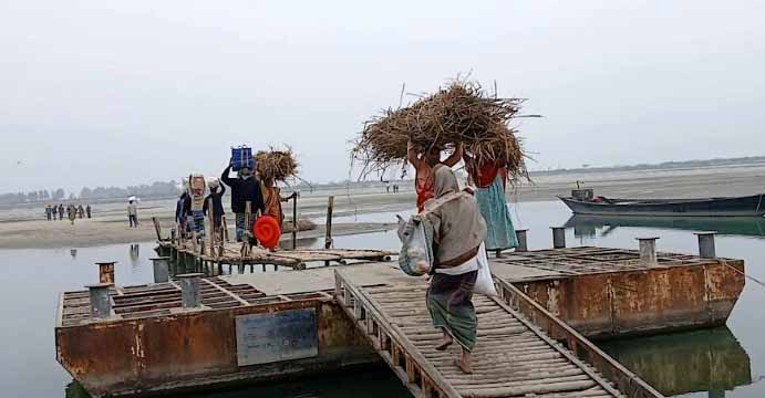 ব্রহ্মপুত্র নদের নাব্যতা সংকটে ভেঙে পড়ছে যোগাযোগ,বিপর্যস্ত চরাঞ্চলের জীবন  