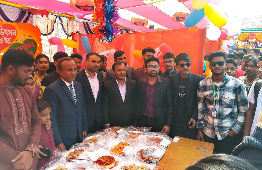 উল্লপাড়ায় বর্ণিল আয়োজনে অনুষ্ঠিত হলো পিঠা উৎসব