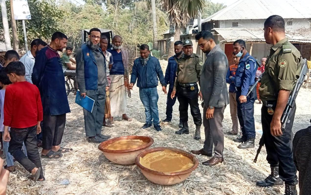 চারঘাটে ভেজাল গুড় ও বেকারি পণ্যে বিএসটিআই’র হানা: ৬০ হাজার টাকা জরিমানা