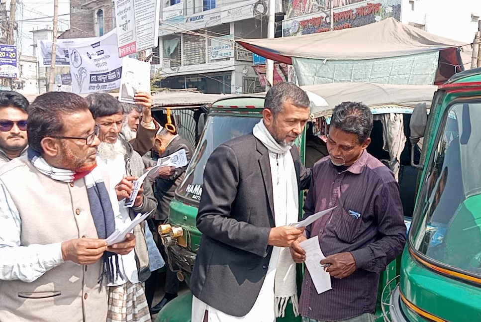 বড়াইগ্রামে লাঙ্গলের গণসংযোগ: ভোটারদের দ্বারে দ্বারে এম ইউসুফ আহমেদ