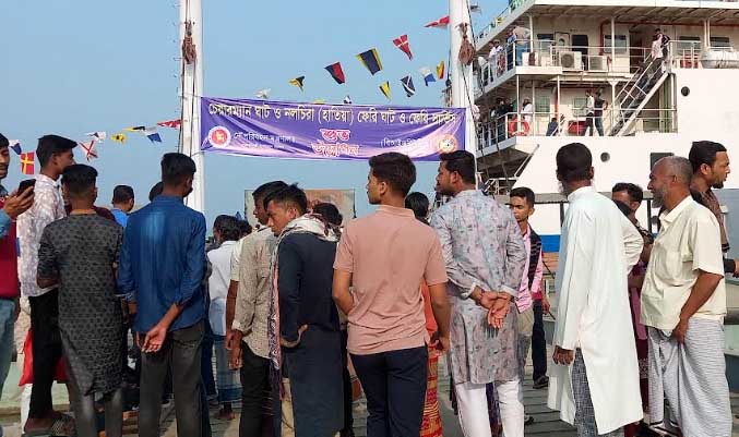 নোয়াখালীতে পাল্টাপাল্টি স্লোগান দিয়ে বিএনপি-এনসিপির সংঘর্ষ, আহত ১২